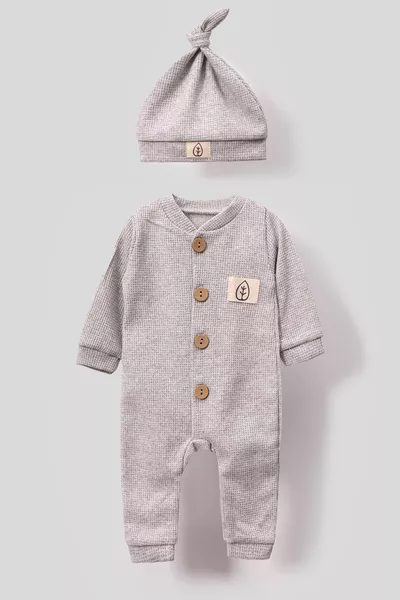 Unisex Baby-Strampler mit stilvollem Waffelmuster, Holzknopfbild und Mütze - grau