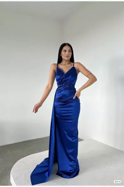 АТЛАСНАЯ ТКАНЬ ОДИН СУНДУК ВЫШИВКА КАМЕНЬ РАЗРЕЗ ДЕТАЛЬНО ВИСИТ ДЛИННОЕ ВЕЧЕРНЕЕ ПЛАТЬЕ  