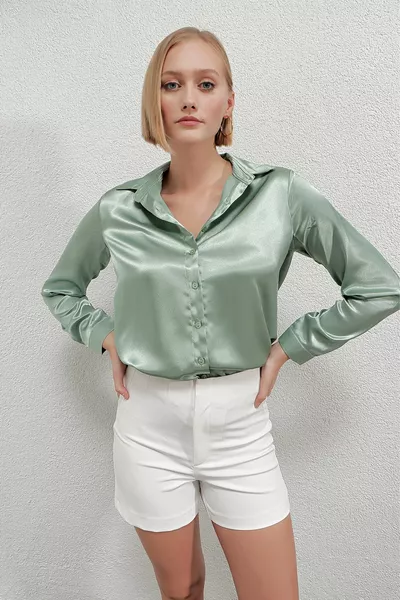 قميص كاسكيد أخضر متدفق قليلا من الساتان 