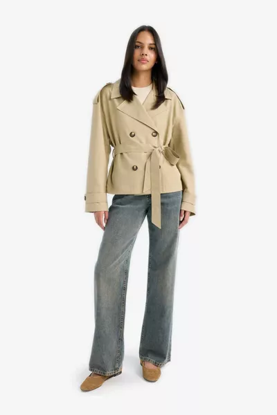 معطف قصير بقصة عادية مع جيوب وحزام AU