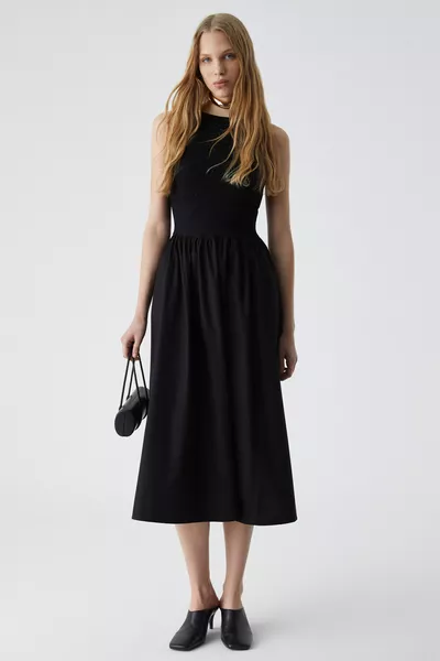 فستان زناني أسود بدون أكمام من قماش البوبلين واسع من الأسفل وقطن فيسكوز مطاطي من الأعلى بياقة قارب من علامة باني آير