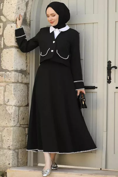 طقم مع تنورة مفصل بالتطريز