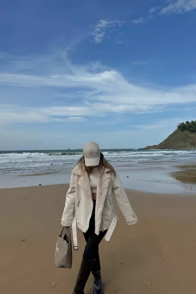 سترة دراجة جلدية كريمية من السويد بطانة حرير للنساء