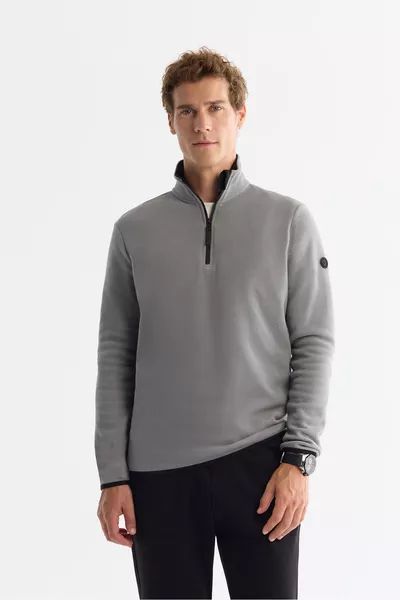 سويت شيرت رجالي بقبعة عالية باللون الرمادي بسحاب ولمسة ناعمة وقصة عادية