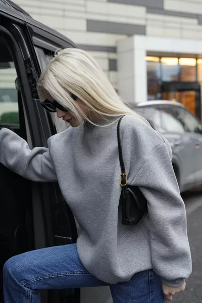 سويت شيرت أساسي برقبة دائرية باللون الرمادي 