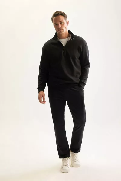 سويت شيرت مريح بسحاب و ياقة قائمة، قطن ثلاثي الخيوط، مبطن من الداخل بالفِلِس، تصميم مريح ومقاس عادي، سميك