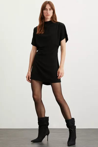 فستان قصير أسود نسائي من ماكسين، بتفاصيل درابيه على الكتف، واسع من الخصر نزولاً، من قماش كريب مطاطي