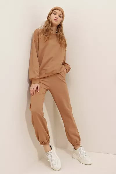 طقم رياضي نسائي بسكويت، بياقة دراجة، خصر وأطراف مطاطية، قماش مزدوج بسيط 