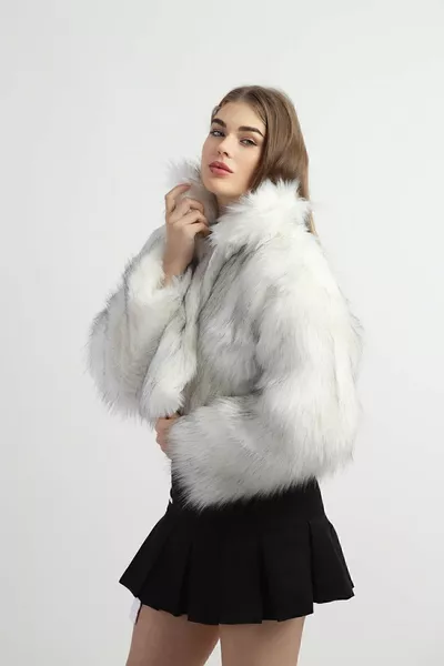 جاكيت فرو صناعي أبيض