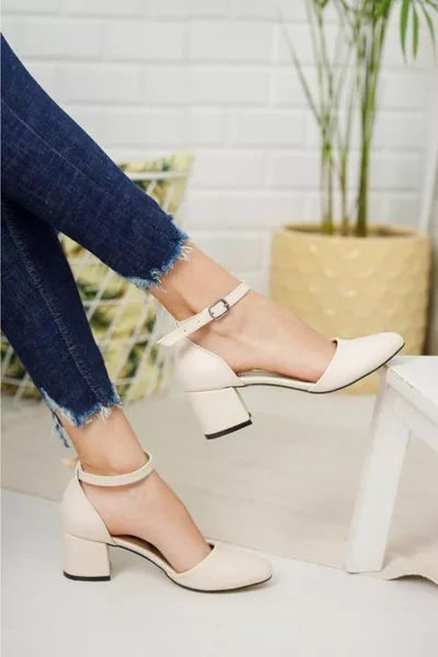 حذاء نسائي بكعب كلاسيكي