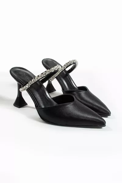 حذاء بكعب عالي من الساتان الأسود مع تفاصيل من الحجر