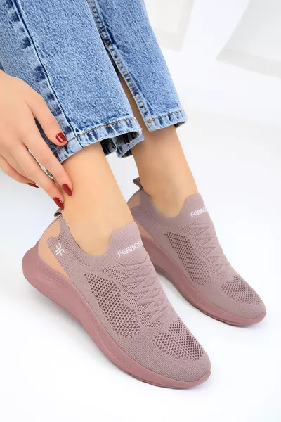 حذاء رياضي نسائي لونه سلمون 