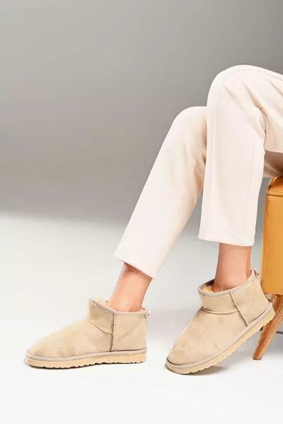 حذاء نسائي بيج قصير للغاية مبطن بالفرو من الجلد المدبوغ كعب 3 سم 