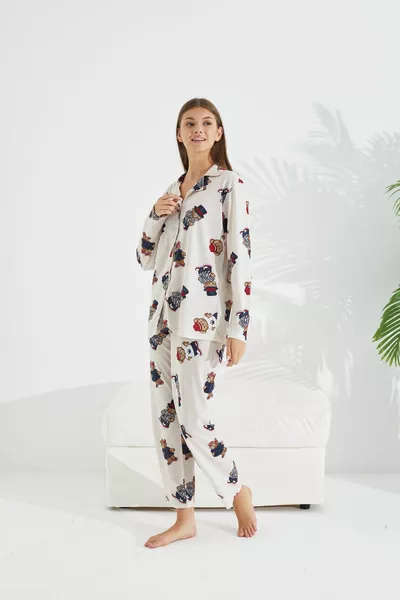 طقم بيجامة منقوش على شكل تيدي بير مع قبعة كريمية