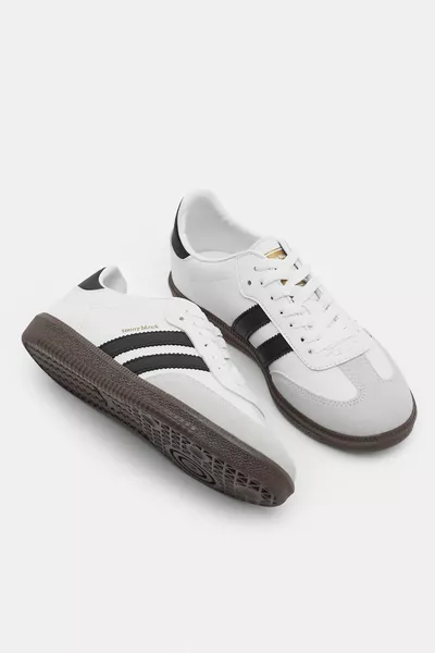 حذاء رياضي للجنسين أبيض وأسود بمقصورة حرارية وجانبه مخطط مربوطة بالحبل