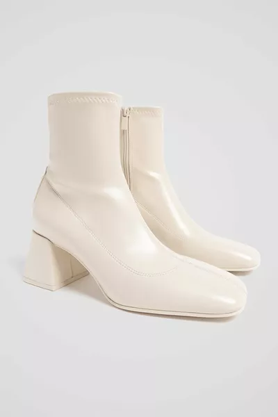 حذاء كاحل صناعي لامع بكعب عريض