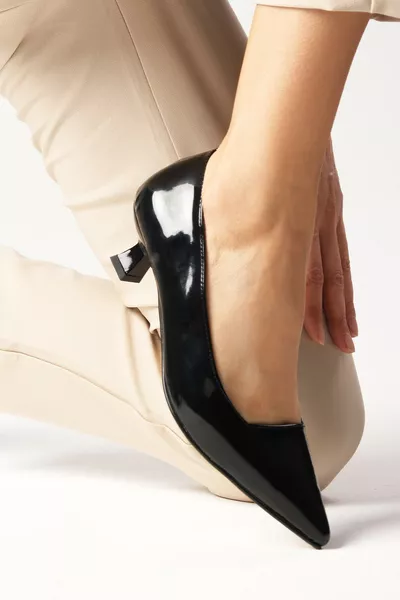 حذاء كارمن أسود من الجلد اللامع بكعب قصير