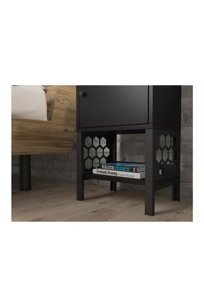 ماريا بريميوم كومودين، ذو أرجل معدنية، أسود