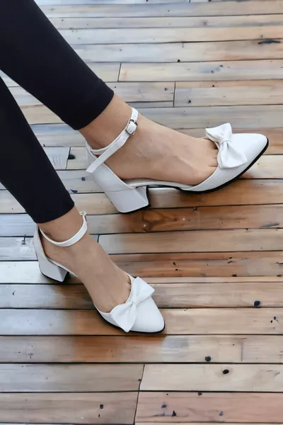 Tacchi con fiocco bianco