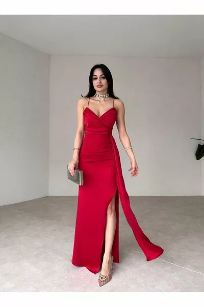 Kırmızı Renk Askılı Yırtmaçlı Dekolte Uzun Abiye Elbise 