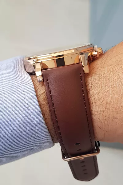 ساعة يد رجالية حصرية بطراز جديد بسوار جلدي بني ووظائف نشطة