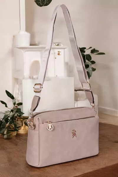 حقيبة كتف نسائية من فرو المنك بثلاثة أقسام مبطنة وحزام قابل للتعديل