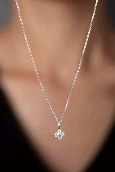 قلادة نسائية من الفضة الإسترلينية  بتصميم بسيط