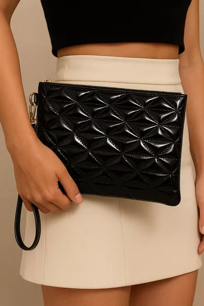 Черный лакированный клатч с треугольным узором