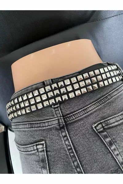 Ceinture en cuir synthétique noire 4 cm avec accessoires métalliques argentés et pyramides complètes