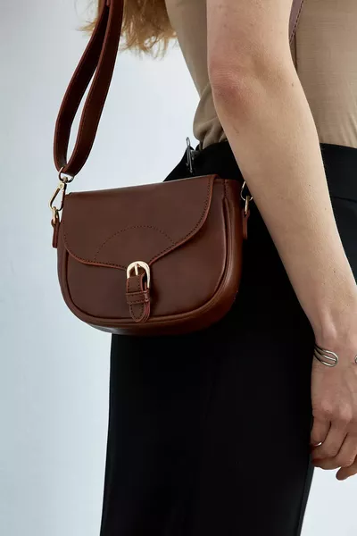 حقيبة نسائية بنية بغطاء وحمالة عابرة