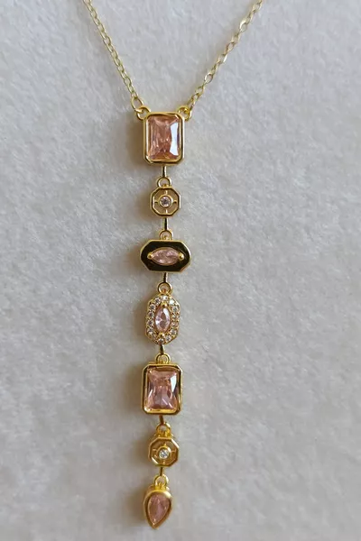 Collana a Y da donna in acciaio con design geometrico e pietre zircone rosa baguette