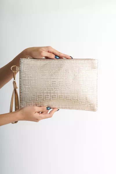 حقيبة كلتش نسائية بتصميم متاهة من الساتان في باريس