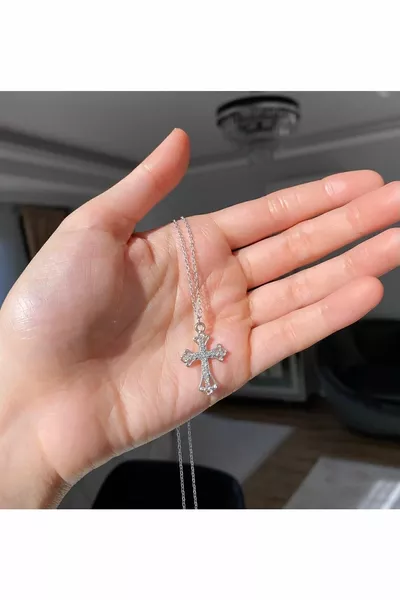 قلادة صليب بحجر الزركون الفولاذي