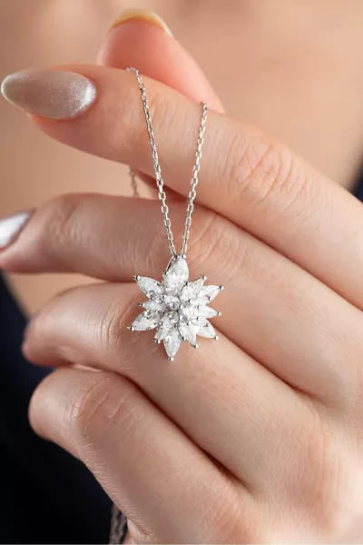  Ayar Gümüş Işıklı Kutuda Buzlu Lotus Çiçeği Kolye