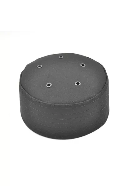 Шапка за молитва с дупки и нитове