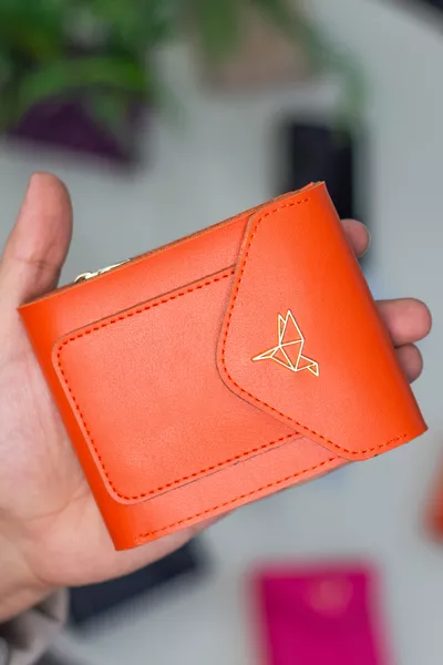 Оранжев дамски портфейл с отделение за монети с цип, място за многобройни карти, от веган кожа Перу