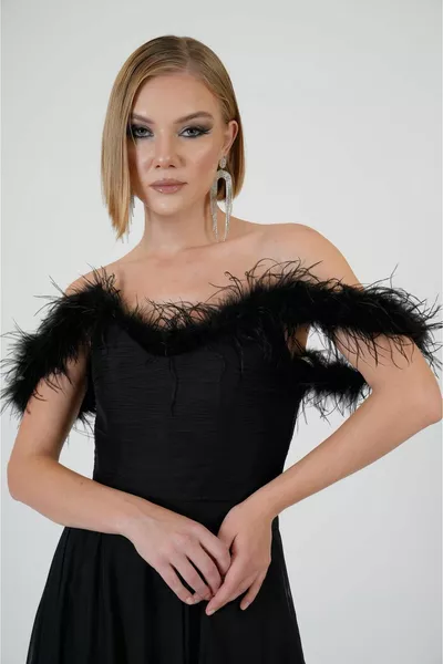 Zwarte gevederde chiffon avondjurk met split