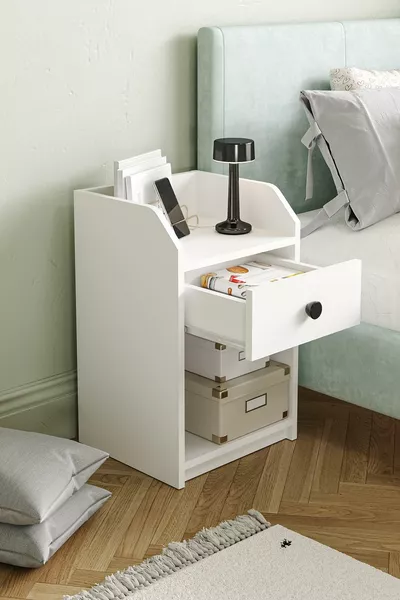 غرفة نوم أورارتو كومانودين سرير بطانية واحدة باللون الأبيض