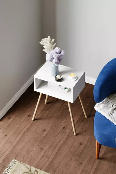 طاولة جانبية خشبية بأرجل ورفوف - أبيض