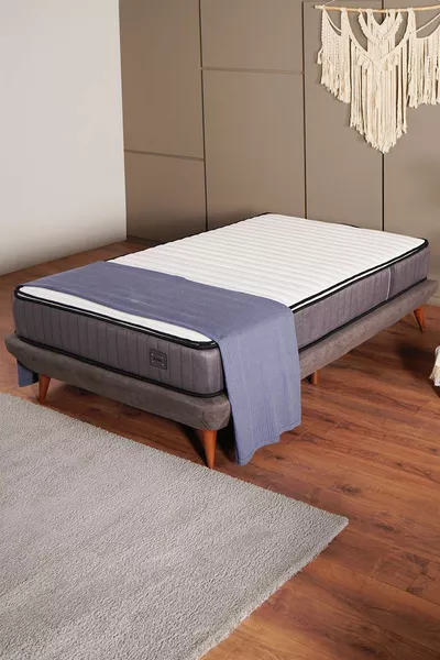 سرير رويال لوكس الأرثوپيكي مع مرتبة قابلة للإزالة ووسادة مبطنة (القاعدة والرأس غير مشمولين)