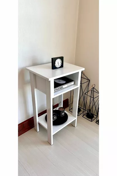 منضدة جانبية بيضاء فاتحة