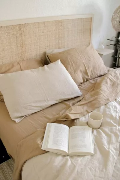 لوح رأس السرير من الخشب والخوص الطبيعي