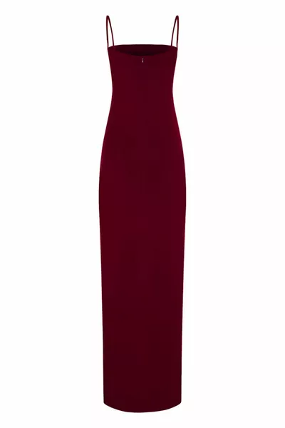 فستان طويل باللون العنابي بحمالات رفيعة وفتحات عميقة وتفصيل كشكش جانبي