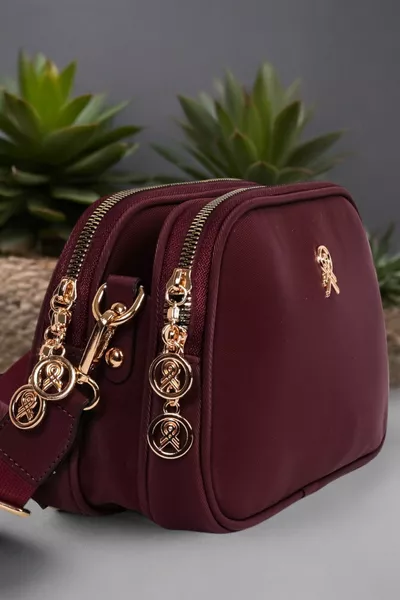 حقيبة كتف نسائية يومية بورغندي من الجلد الصناعي والساتان مع ثلاثة أقسام وحمالة قابلة للتعديل