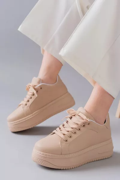 حذاء رياضي نسائي بكعب مرتفع ورباط - بيج