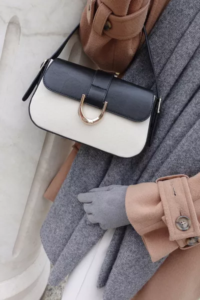 حقيبة يد وكتف نسائية من القماش قابلة للتعديل بحمالات، مزودة بإغلاق مغناطيسي وسحّاب 