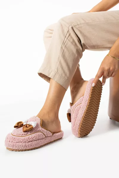Poederkleurige strik damespantoffels voor de winter