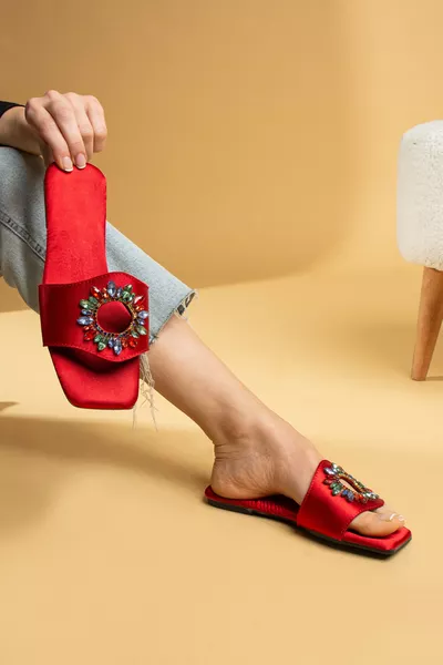 Satin-Sandalen mit Steinbesatz - Kaufen Sie die Nummer 1 klein