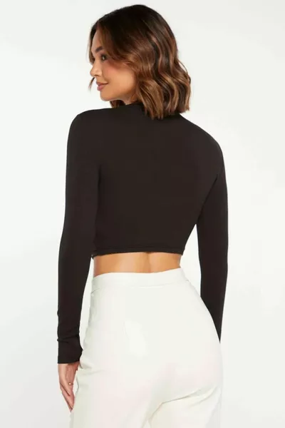 المرأة السوداء مضلعة الياقة المدورة المحاصيل محبوك بلوزة