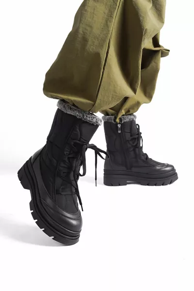 Zwarte sneeuwlaarzen met veters en bont aan de binnenkant